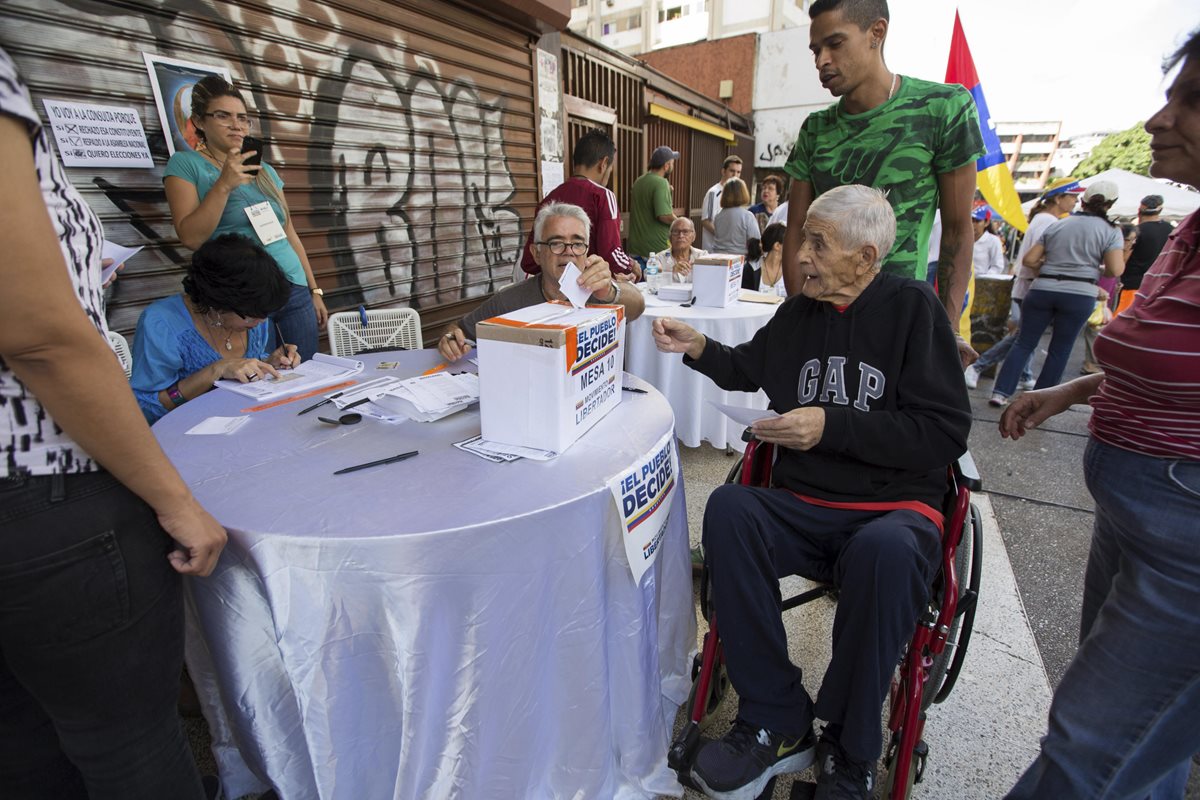 Miles de opositores venezolanos votan en calma este domingo en un plebiscito simbólico para mostrar su rechazo al presidente Nicolás Maduro.