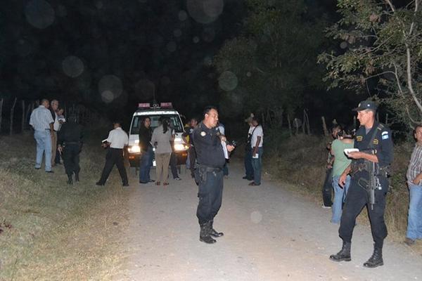 Agentes de la Policía y bomberos observan el área donde fue ubicado el cadáver en Usumatlán, Zacapa. (Foto Prensa Libre: Érick de La Cruz)<br _mce_bogus="1"/>