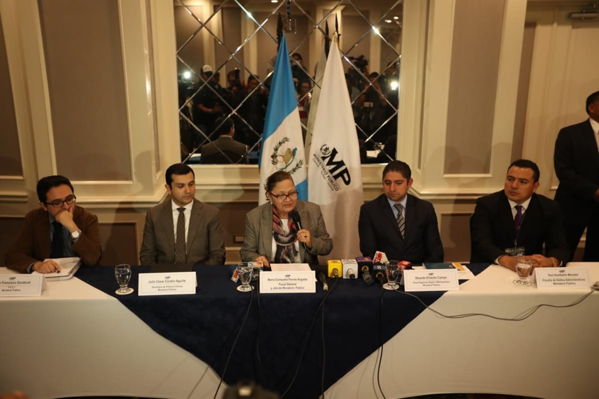 La fiscal general María Consuelo Porras y parte de su equipo de trabajo comparece ante la prensa. (foto Prensa Libre: Esbin García)