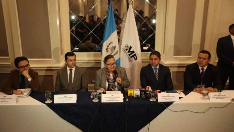 La fiscal general María Consuelo Porras y parte de su equipo de trabajo comparece ante la prensa. (foto Prensa Libre: Esbin García)