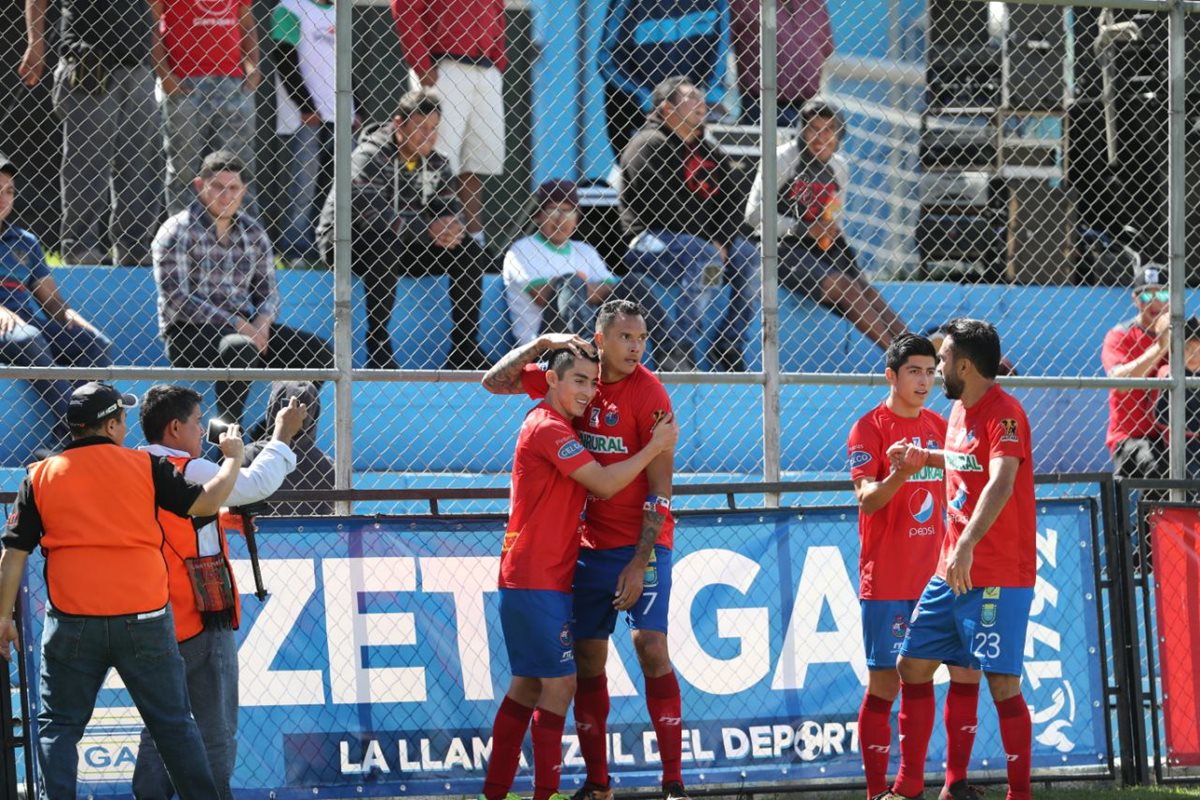 El jugador panameño Blas Pérez, festeja con sus compañeros, después de marcar ante Malacateco. (Foto Prensa Libre: Francisco Sánchez)