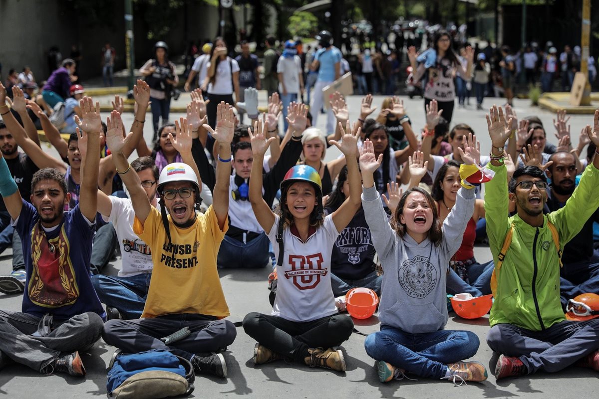 Oposición venezonala exigió la liberación de los estudiantes en distintas protestas. (Foto Prensa Libre: EFE)