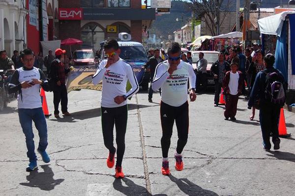 Francisco Poz Sajalxot y su hijo Francisco Poz Sirin salieron de Tecpán Guatemala con rumbo a Cantel, Quetzaltenango. (Foto Prensa Libre: José Rosales) 