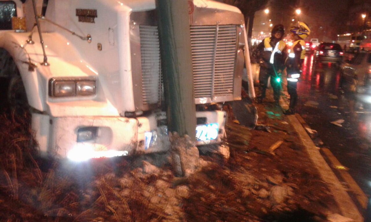Tráiler accidentado en la calzada Roosevelt. (Foto Prensa Libre: Emixtra)
