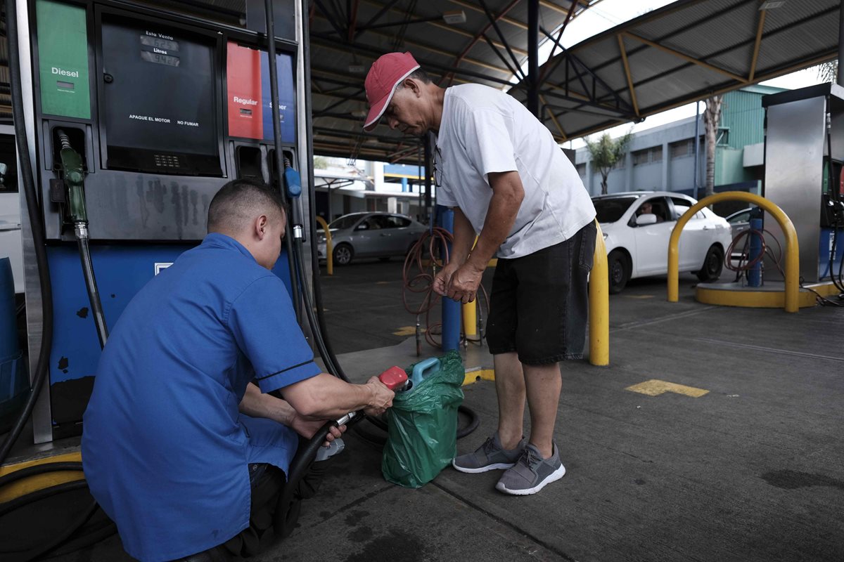 Varias personas se abastecieron de combustible el pasado lunes en una gasolinera de Costa Rica por bloqueos que ya cumplieron más de siete días. (Foto Prensa Libre: EFE)