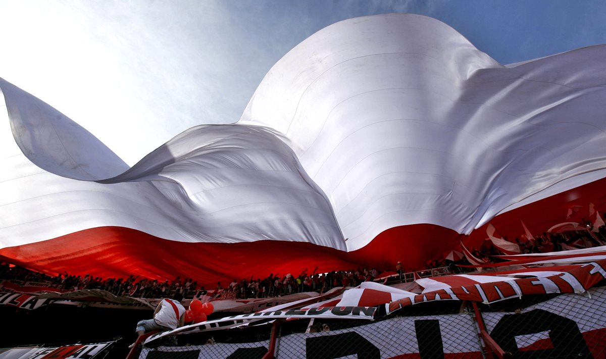 La afición de River Plate en el estadio Monumental. (Foto Prensa Libre: EFE)