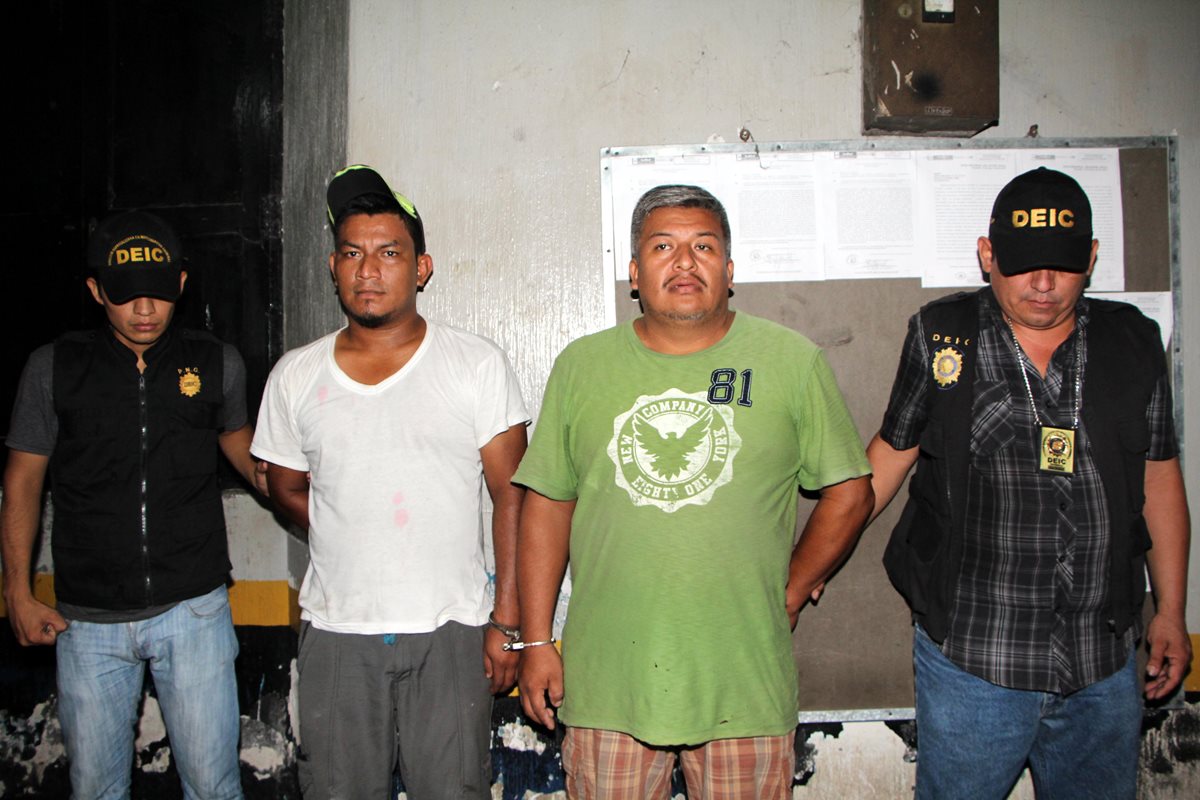 Oscar René Velásquez y Gerson López Citalán son señalados de dar muerte a Luis Ortiz. (Foto Prensa Libre: Rolando Miranda)