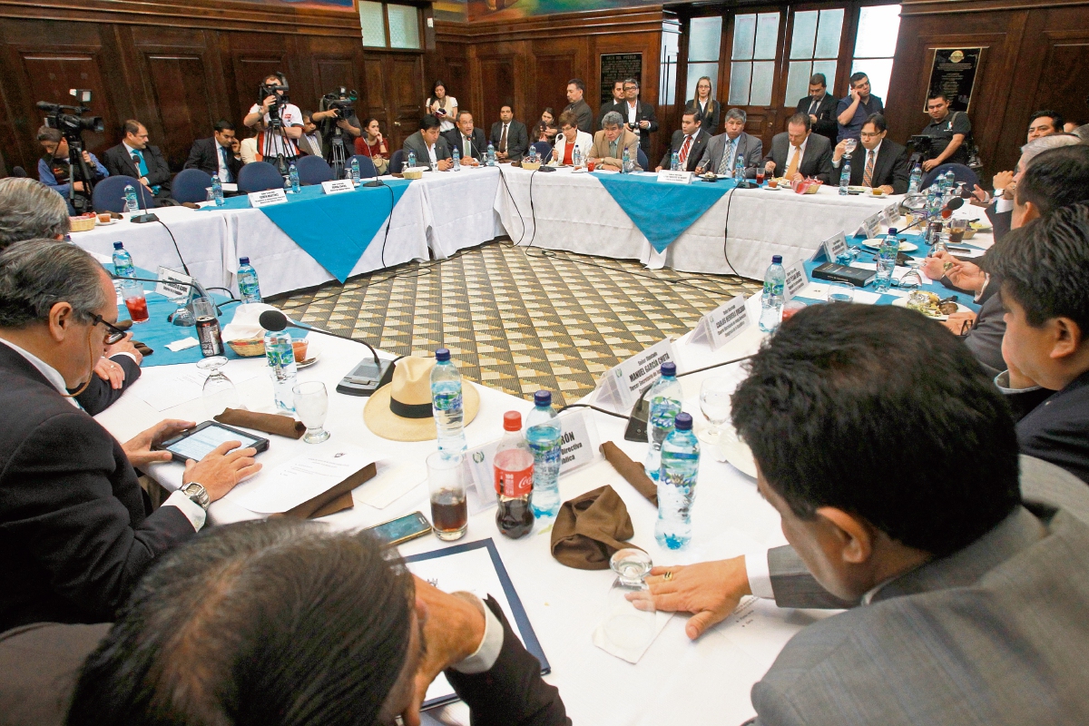El ministro  Dorval Carias se reunió con diputados en el Salón del Pueblo. (Foto Prensa Libre: Estuardo Paredes))