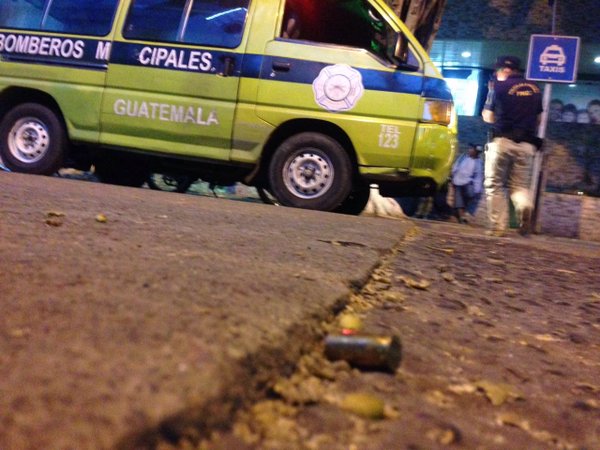 Cinco jóvenes fueron heridos en la zona 10 capitalina. (Foto Prensa Libre: Bomberos Municipales)