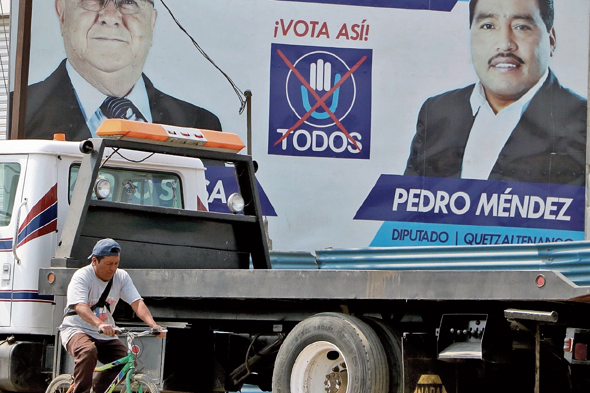 En Quetzaltenango permanecen vallas del partido Todos que promocionan al excandidato a la presidencia Lizardo Sosa y a Pedro Méndez. (Foto Prensa Libre: Carlos Ventura)