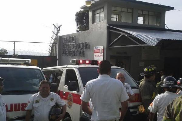 Bomberos en el ingreso al Preventivo de la zona 18. (Foto: Bomberos Voluntarios)<br _mce_bogus="1"/>