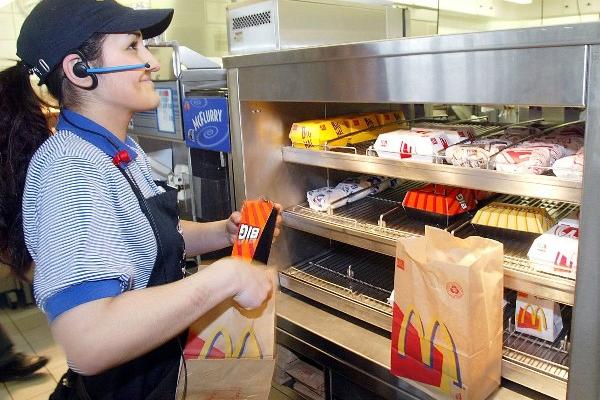 Críticas por despido de trabajadores en restaurantes McDonald's causó la suspensión. (Foto Prensa Libre: AP)