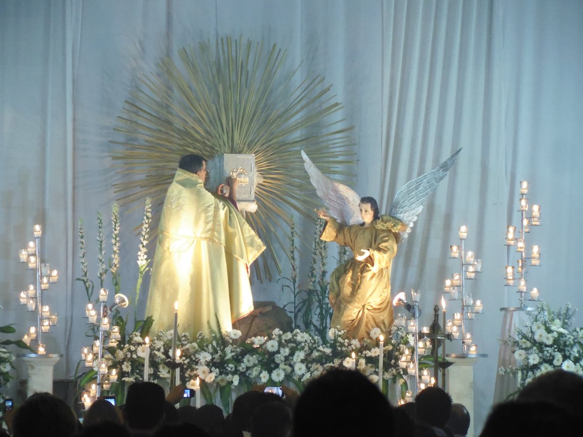 El sacerdote celebrante luego de realizar los oficios coloca al Santísimo en el altar del Sagrario donde se adora toda la noche del Jueves Santo. (Foto: Néstor Galicia)