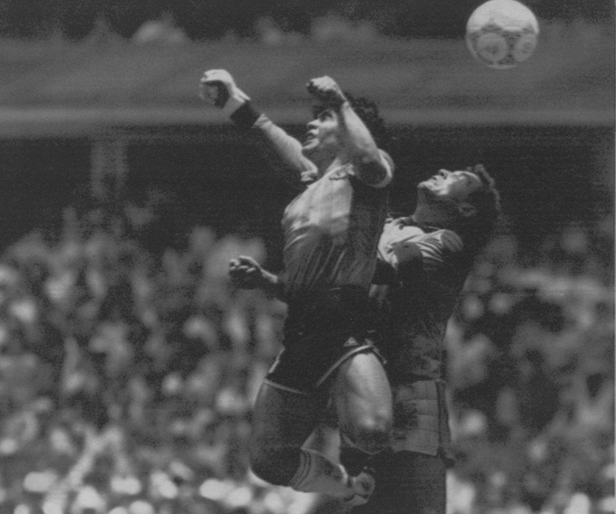 El guardameta Peter Shilton intenta despejar el balón ante la anticipación de Maradona con la mano. (Foto Prensa Libre: Hemeroteca PL)