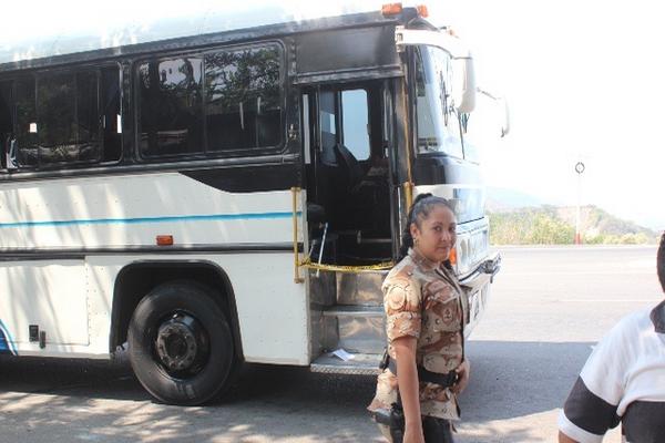 El bus que objeto de asalto permanece frente a la subestación de la PNC, en Cuilapa. (Foto Prensa Libre: Oswaldo Cardona)  <br _mce_bogus="1"/>