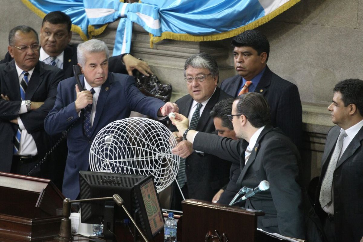 Junta Directiva realiza el proceso de integración de la Pesquisidora. (Foto Prensa Libre: E. Paredes)
