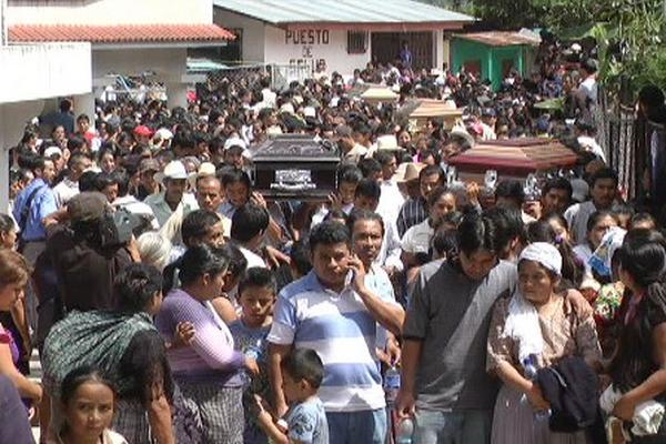 Vecinos de la aldea Rancho del Padre, San Cristóbal Cucho, dan el último adiós a siete personas que perdieron la vida en un accidente de tránsito. (Foto Prensa Libre. Aroldo Marroquín)