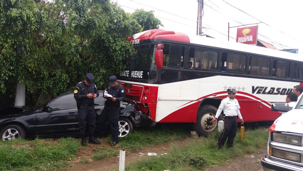 A causa del ataque, el autobús arrastró siete vehículos. (Foto Prensa Libre: Víctor Chamalé)