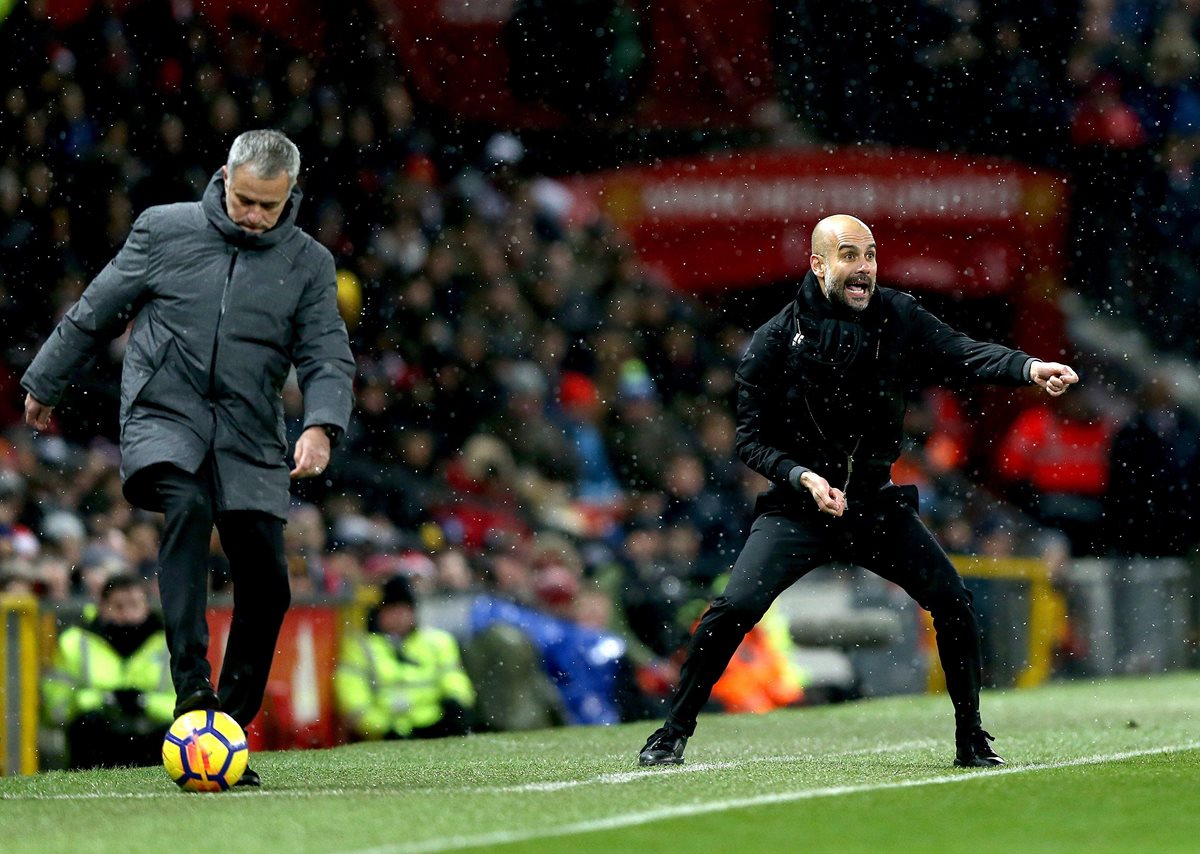 José Mourinho y Pep Guardiola estuvieron muy pendientes de lo que hacían sus pupilos en la cancha durante el derbi. (Foto Prensa Libre: EFE)