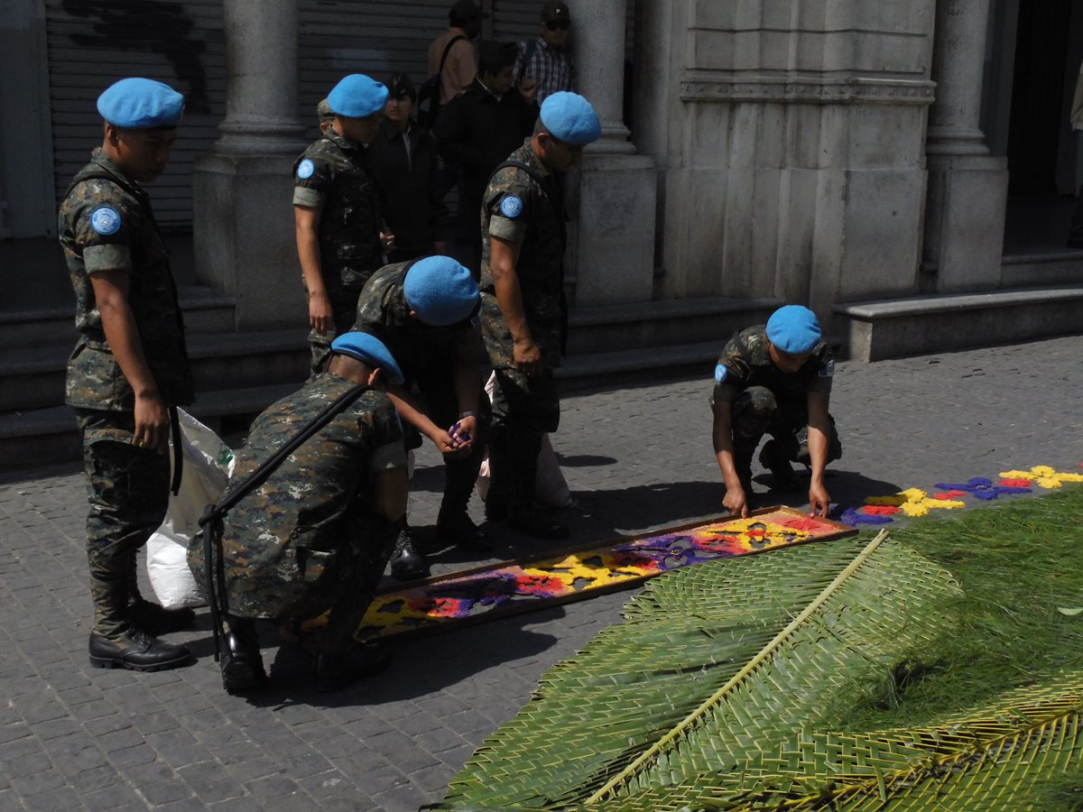 Miembros del ejército pertenecientes a las Fuerzas de Paz de la ONU elaboran una alfombra frente al Portal de Comercio. (Foto: Néstor Galicia)