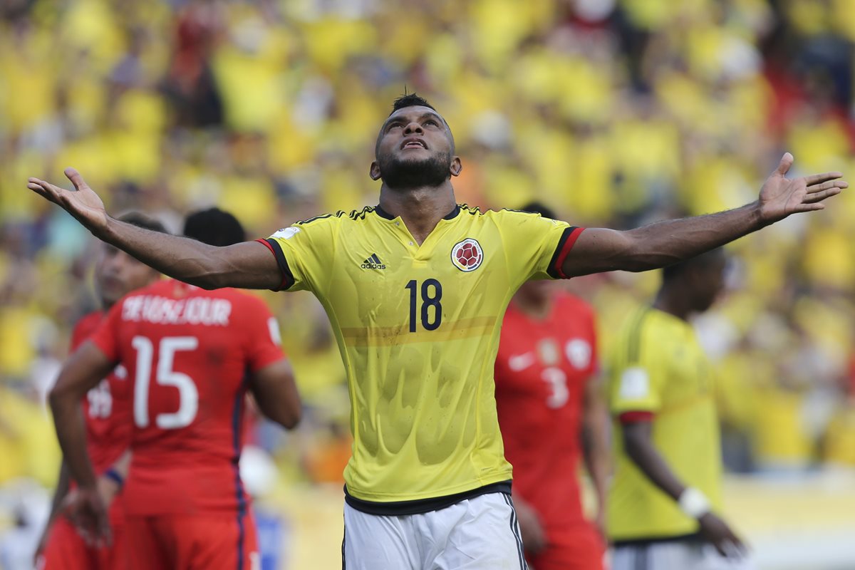 ¿Por qué? Miguel Borja cuestiona el resultado contra la roja. (Foto Prensa Libre: AP)