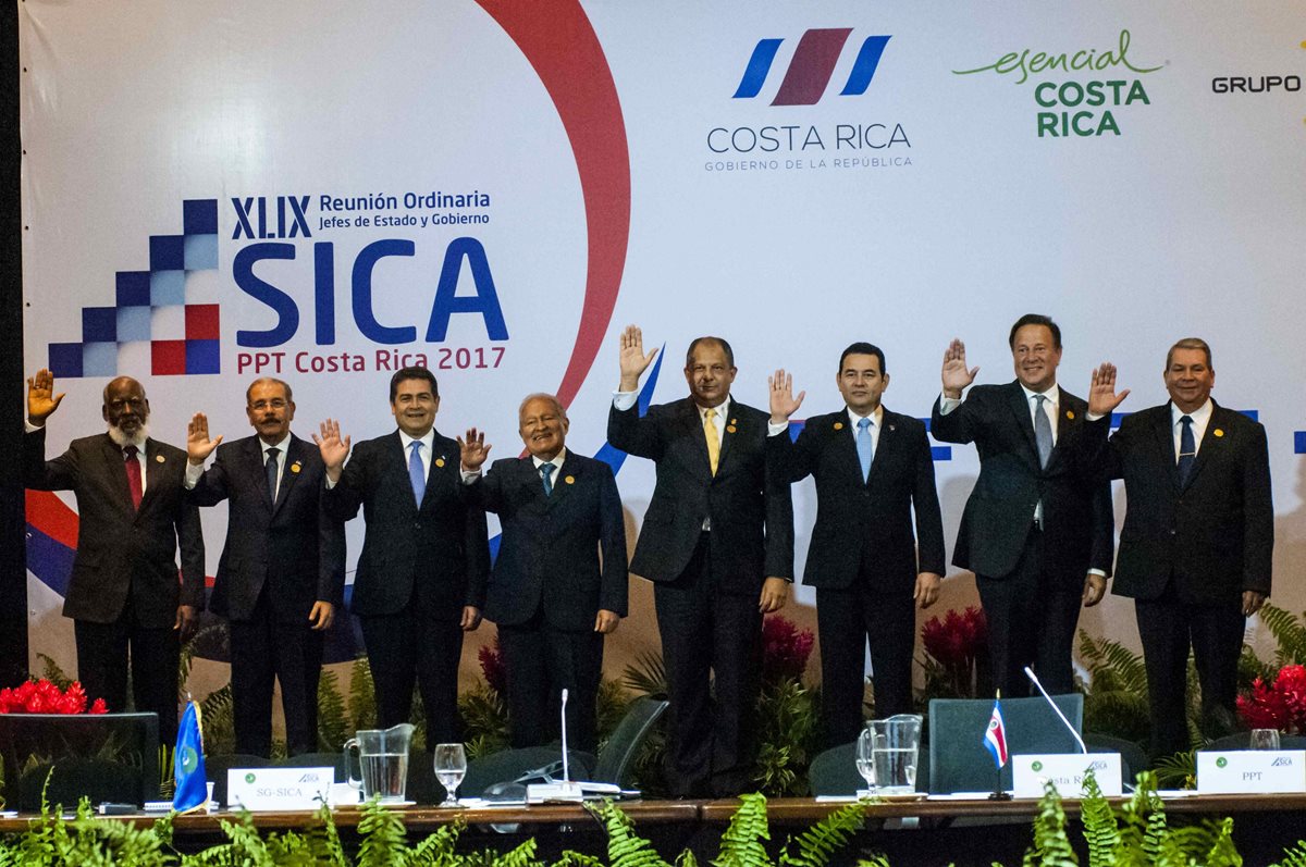 Los jefes de Estado del Sica posan para la fotografía oficial de la cumbre del jueves. (Foto Prensa Libre: EFE)