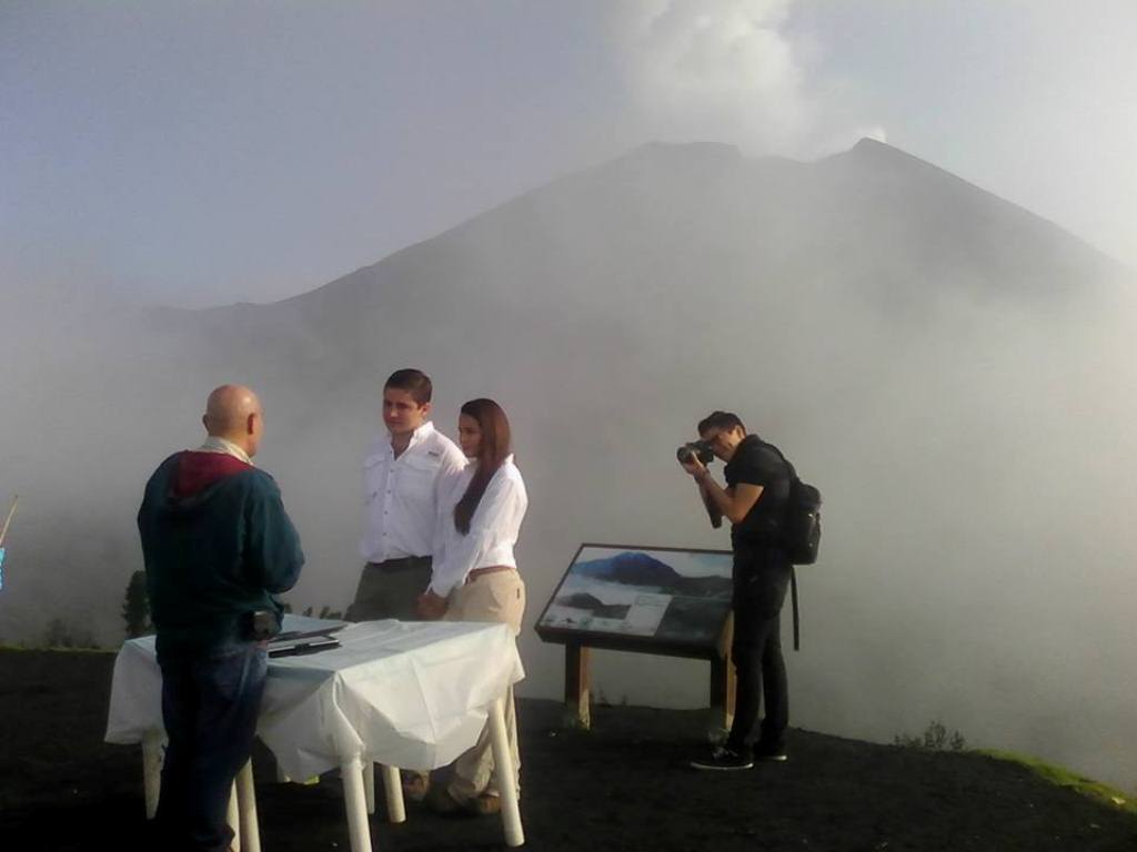 Boda celebrada en noviembre último. (Foto Prensa Libre: Página de Facebook PN Volcán Pacaya).