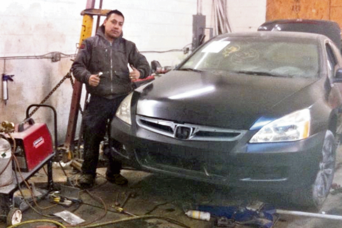 Saúl Quiñónez  Flores vive con su familia y dirige su taller mecánico en el estado de Rhode Island, Estados Unidos. (Foro Prensa Libre: Mike Castillo)