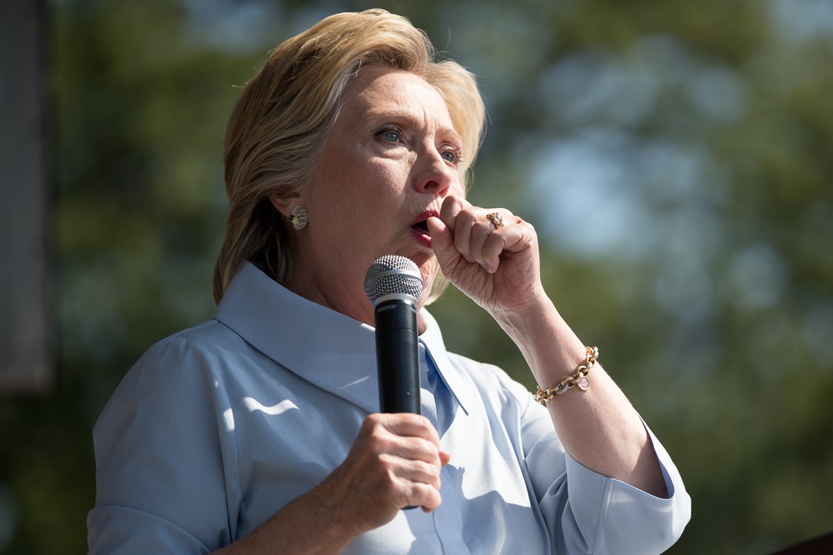 Hillary Clinton intenta calmar la repentina tos durante su discurso en Ohio. (Foto Prensa Libre: AP).