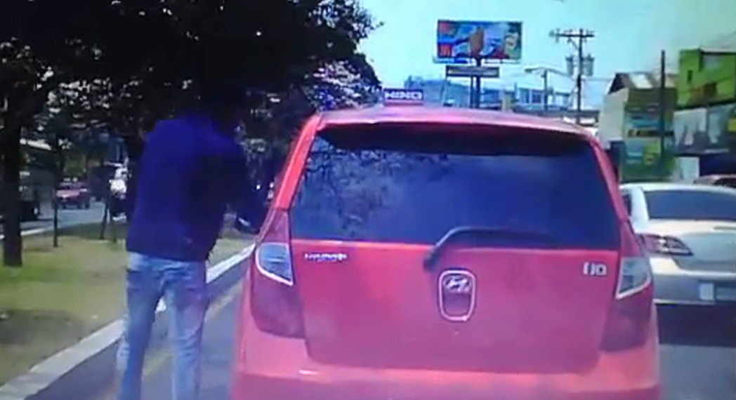 Hombre asalta a una conductora en la calzada Roosevelt. Foto Prensa Libre.