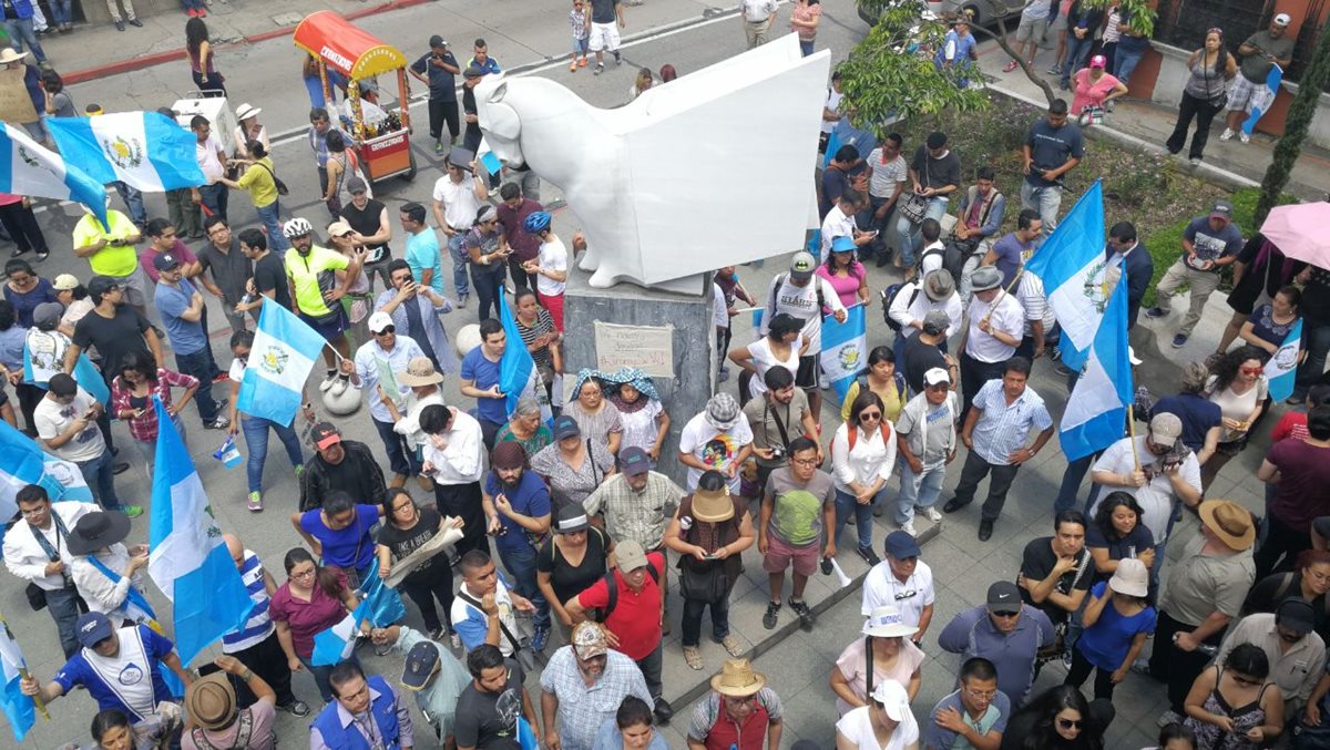 Guatemaltecos en plantón frente a la Corte de Constitucionalidad, en zona 1, muestran su apoyo al comisionado de Cicig Iván Velásquez.