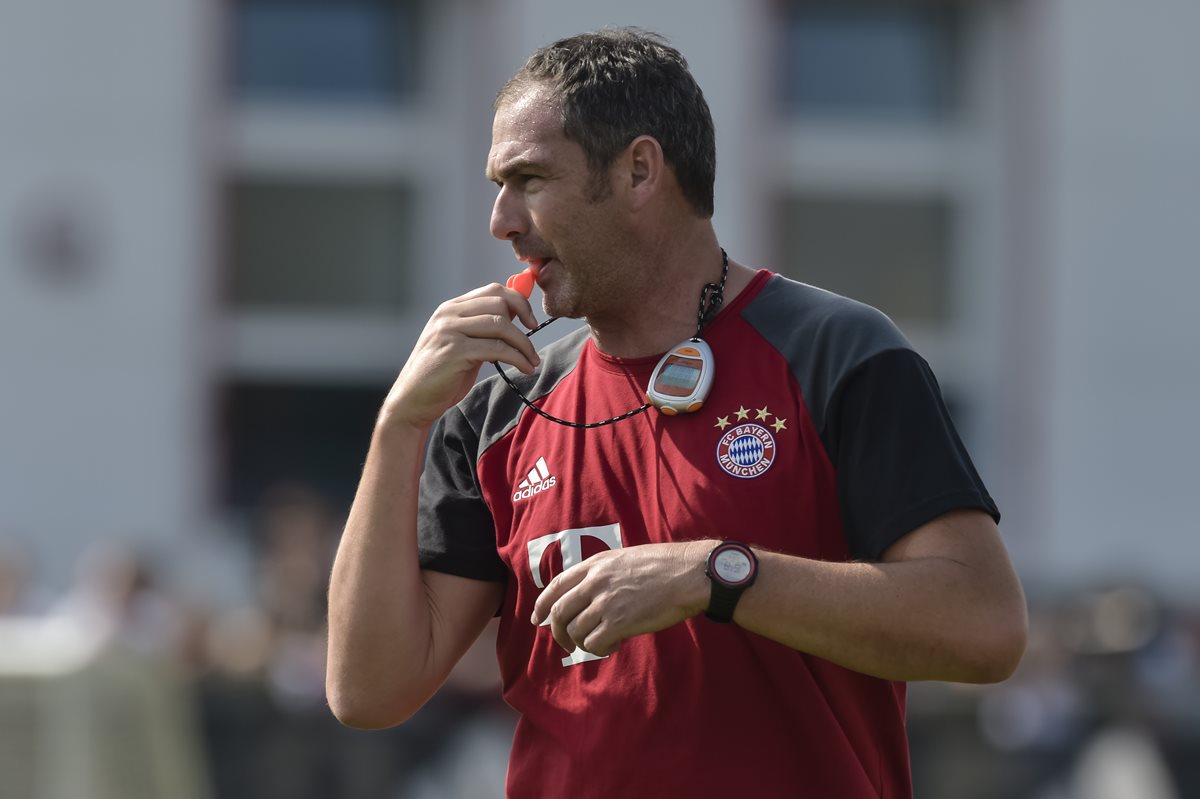 El hasta ahora entrenador adjunto del Bayern de Múnich, Paul Clement, tomó las riendas del Swansea. (Foto Prensa Libre: AFP)