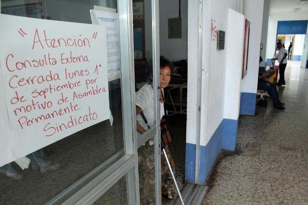 Consulta externa del Hospital Nacional de Retalhuleu permanece ocupada por sindicalistas. (Foto Prensa Libre: Rolando Miranda) <br _mce_bogus="1"/>