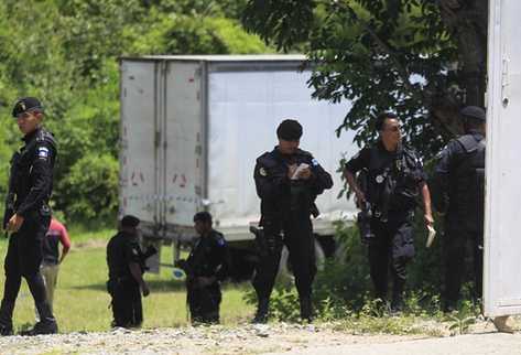 Policías resguardan un lote de precursores en Chuarrancho, vinculado a la organización de Yañez.