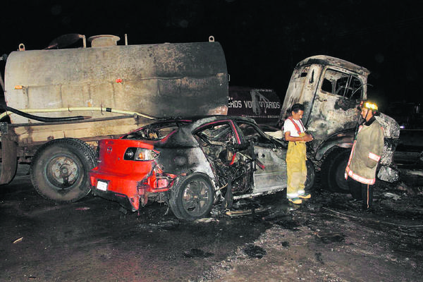 Bomberos recabadn datos en el accidente ocurrido anoche, en el kilómetro 80 de la autopista a Puerto Quetzal. (Foto Prensa Libre: Enrique Paredes)