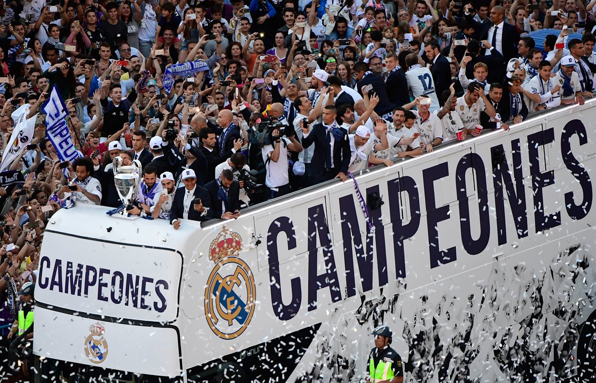 El Real Madrid celebró este domingo la duodécima Copa de Europa en una caravana hacia a la Plaza de Cibeles en la capital española. (Foto Prensa Libre: AFP).