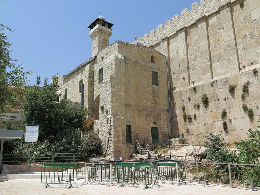 Vista de la conocida como Mezquita Ibrahim, para los musulmanes, o Tumba de los Patriarcas para la tradición judía, en la ciudad vieja de Hebrón. (Foto Prensa Libre: EFE)