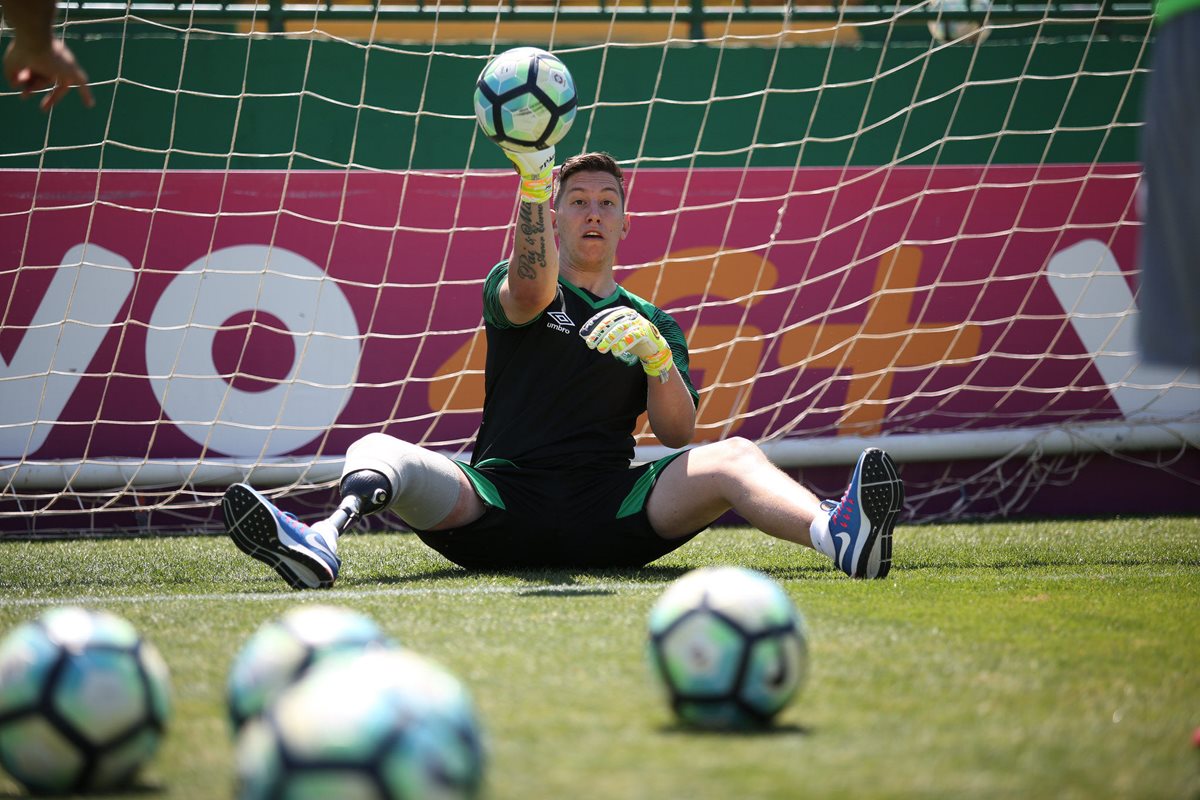 El guardameta Jackson Follman realiza su recuperación, luego del accidente aéreo donde fallecieron sus compañeros de equipo. (Foto Prensa Libre: EFE)