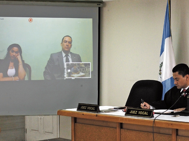 Marixa Lemus Pérez, alias la Patrona, acusada de evasión, escucha los testimonios a través de videoconferencia.