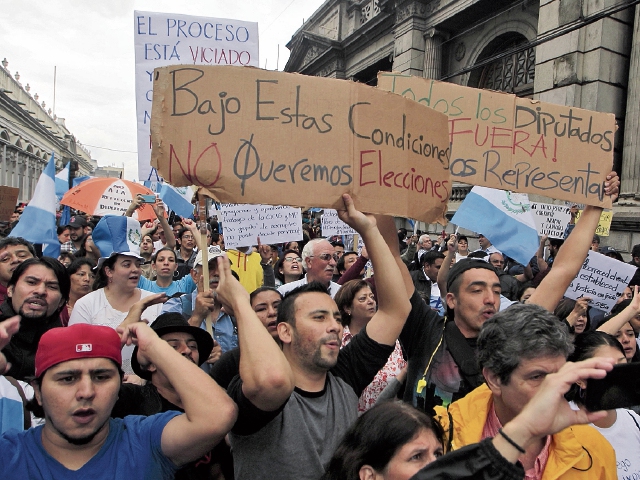 Un grupo de manifestantes protesta  pacíficamente frente al  Congreso de la República, el 15/8/2015, y exige  a   los diputados que renuncien.