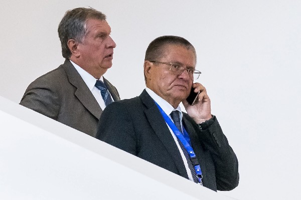 Alexéi Uliukáyev (d), junto al presidente de la petrolera estatal Rosneft, Igor Sechin. (EFE).