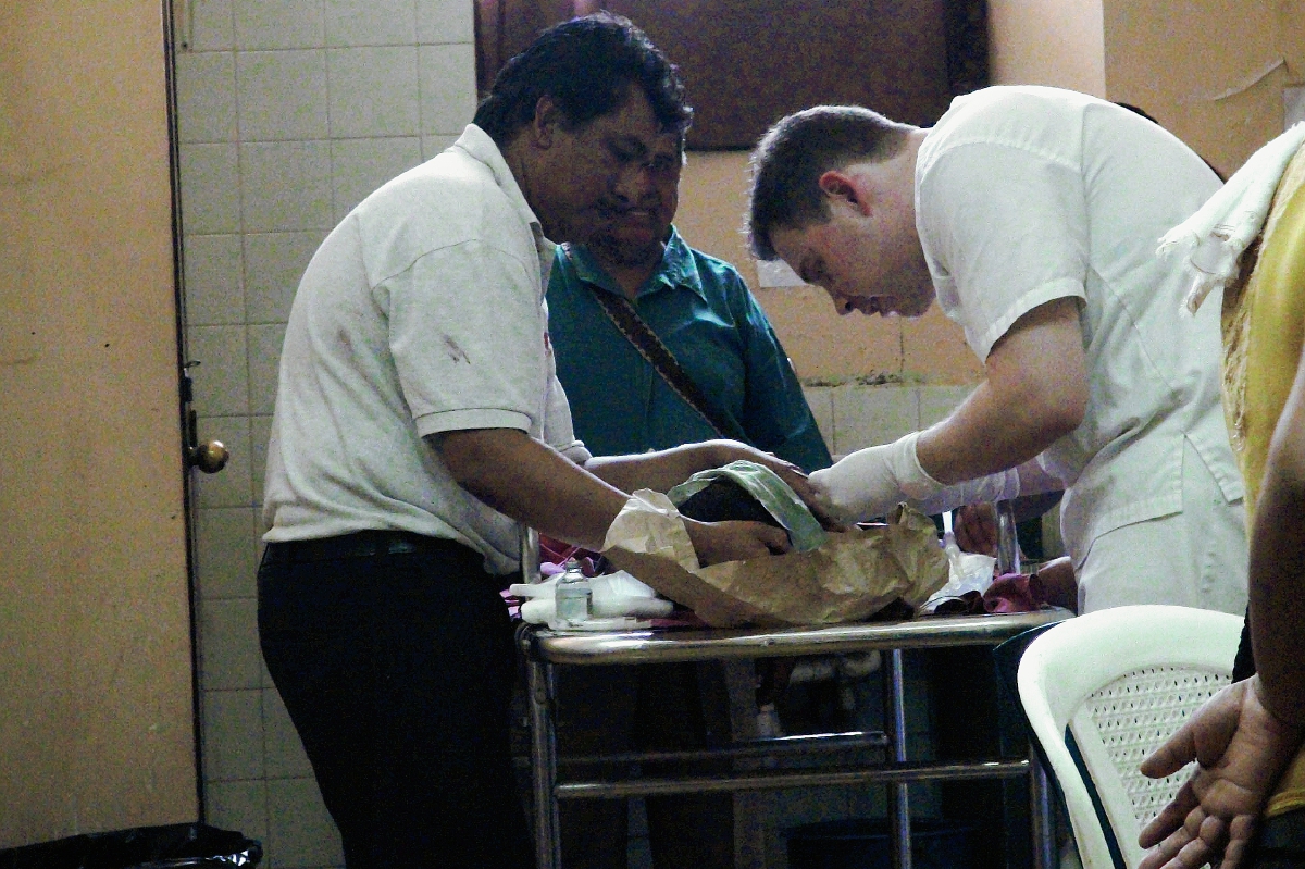 Médicos del  Hospital Nacional de Mazatenango, en Suchitepéquez, estabilizan a un menor que fue arrollado. (Foto Prensa Libre:)