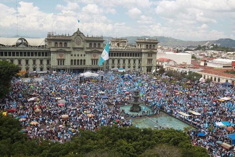 Miles marcharon y participaron en el Paro Nacional para exigir la renuncia de Otto Pérez Molina. (Foto Prensa Libre: Hemeroteca PL)