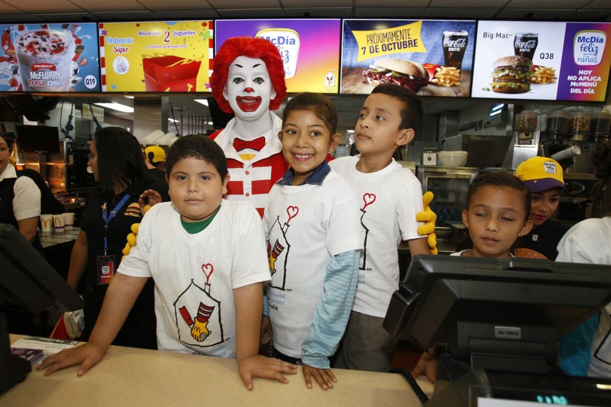 El personaje Ronald McDonald posa junto a niños en el restaurante McDonald's de Utatlán, zona 7, donde se vendió la primera hamburguesa con motivo del McDía Feliz 2016. (Foto Prensa Libre: Paulo Raquec).
