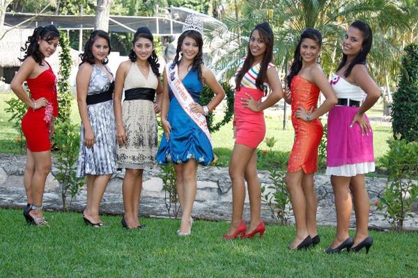 La actual reina y las seis aspirantes al título Flor de la Feria. (Foto Prensa Libre: Alexánder Coyoy)<br _mce_bogus="1"/>