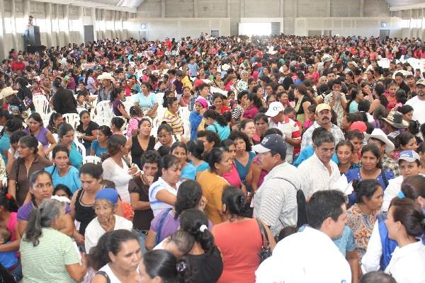 Miles de personas esperan en el Salón del Campo de la Feria de Jutiapa al presidente  Pérez Molina.