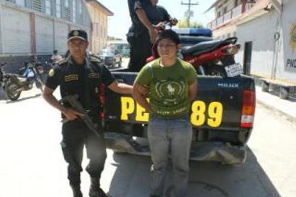 Henry Gabriel Pacay, sindicado del robo de motocicletas, permanece frente a la subestación de San Benito. (Foto Prensa Libre: Rigoberto Escobar) 