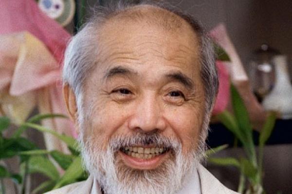 Kenji Ekuan, diseñador industrial japonés, murió a los 85 años. (Foto Prensa Libre:  AP)
