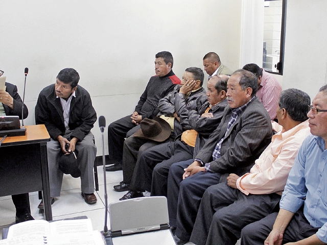 Sindicados escuchan la imputación de los cargos que hace el MP ante el juez Nicolás Balam, titular del Juzgado B de Primera Instancia Penal de Quetzaltenango.