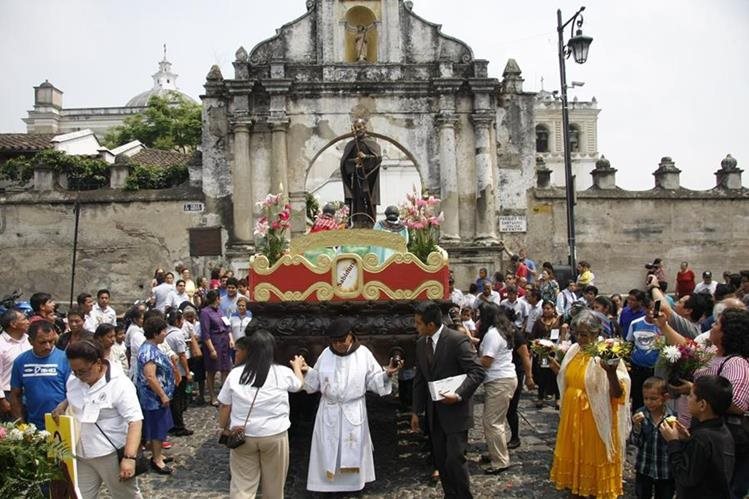 Una procesión con la imagen del Santo Hermano Pedro recorre las calles de Antigua Guatemala. (Foto Prensa Libre: Hemeroteca)